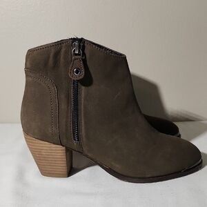 Diva Brown Ankle Boots with Sleek Western Style